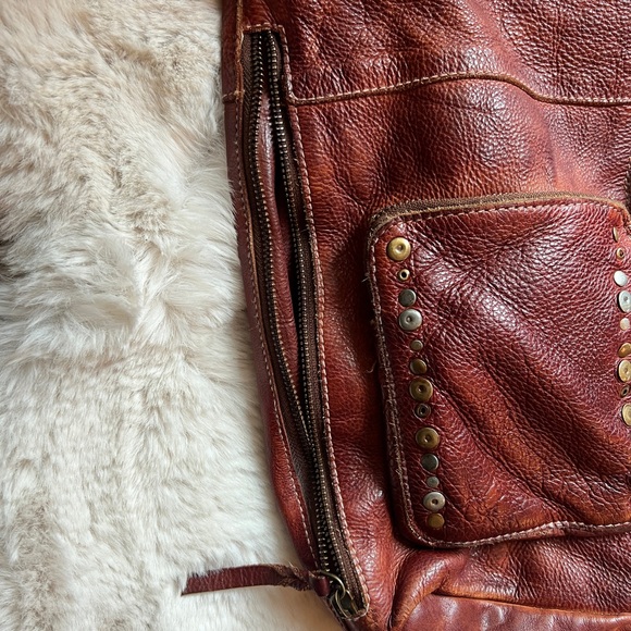 Beautifully Distressed Leather Shoulder Bag - Picture 7 of 12